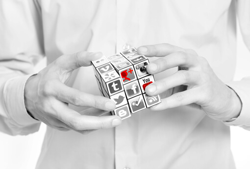 Mains manipulant un Rubik's cube